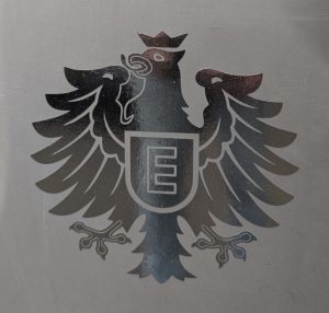 schwarzer Adler auf schwarzem Grund