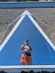 verspiegelte Sonnenschutzfolie auf einer Lichtkuppel